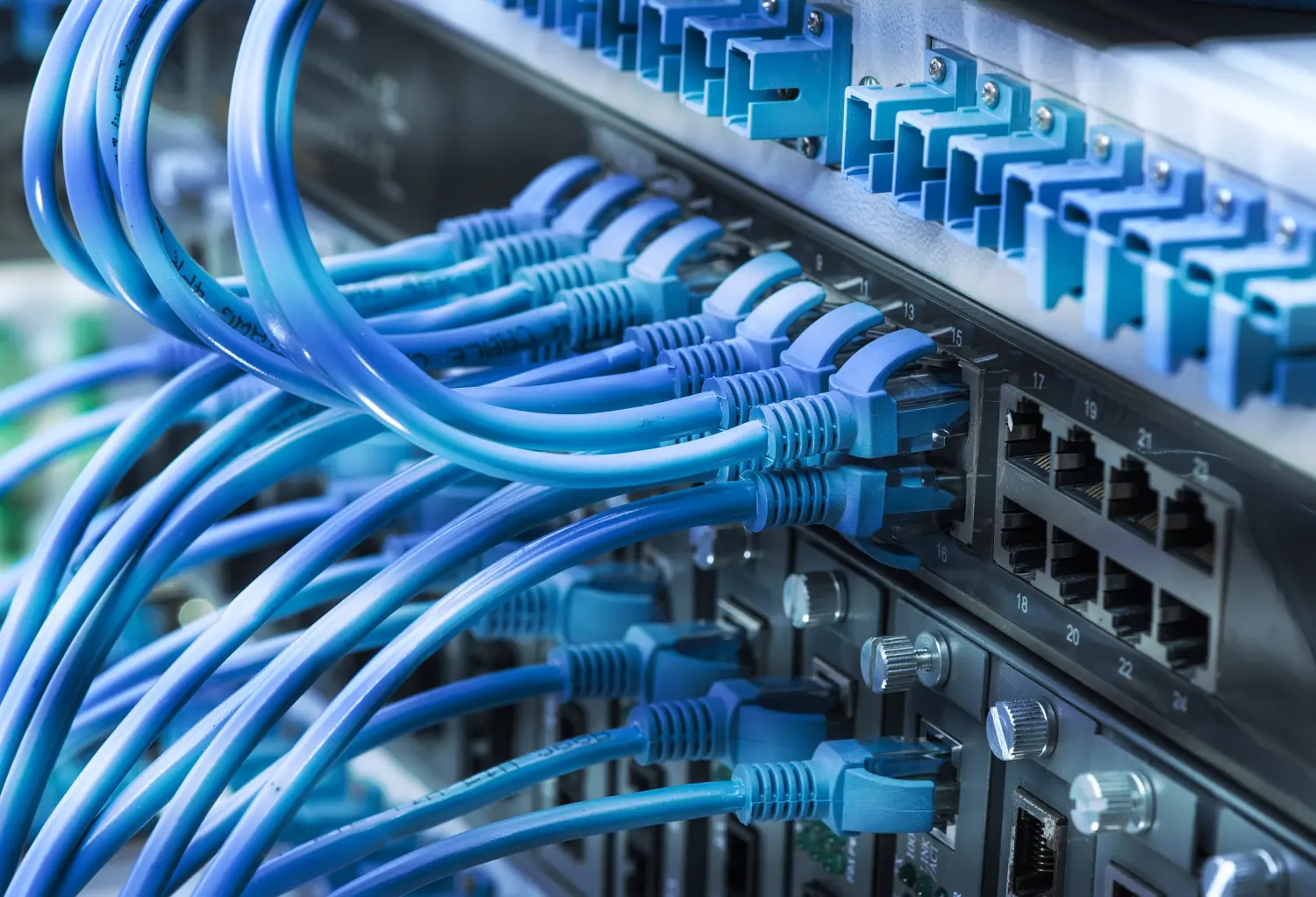 Netzwerk-Switch und Ethernet-Kabel, Rechenzentrumskonzept.
