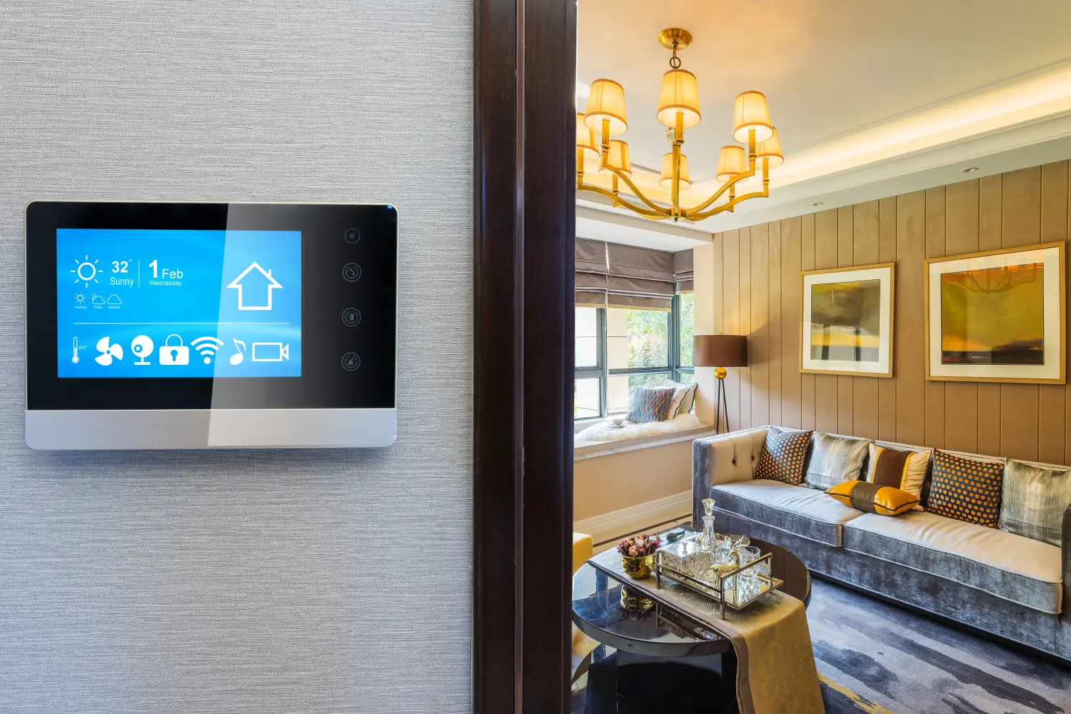 Smart Screen mit Smart Home und modernem Wohnzimmer